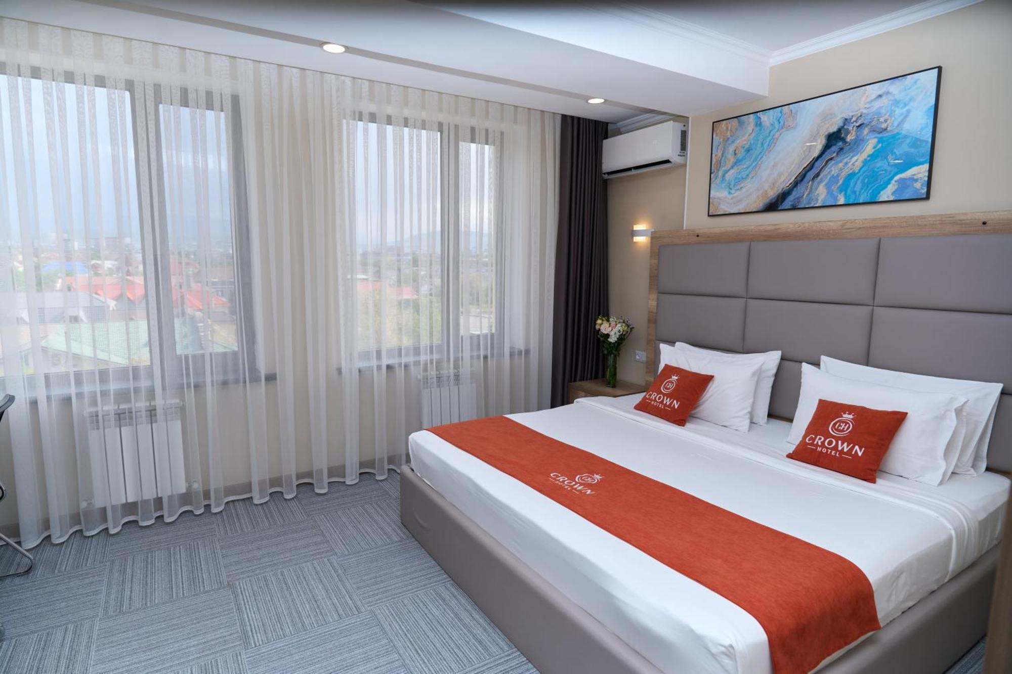 Crown Hotel Бишкек Экстерьер фото