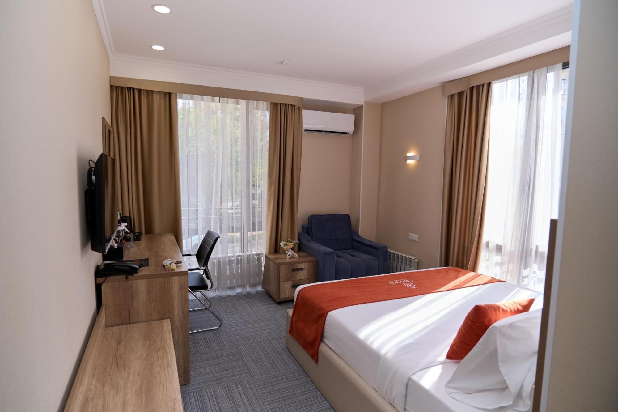 Crown Hotel Бишкек Экстерьер фото
