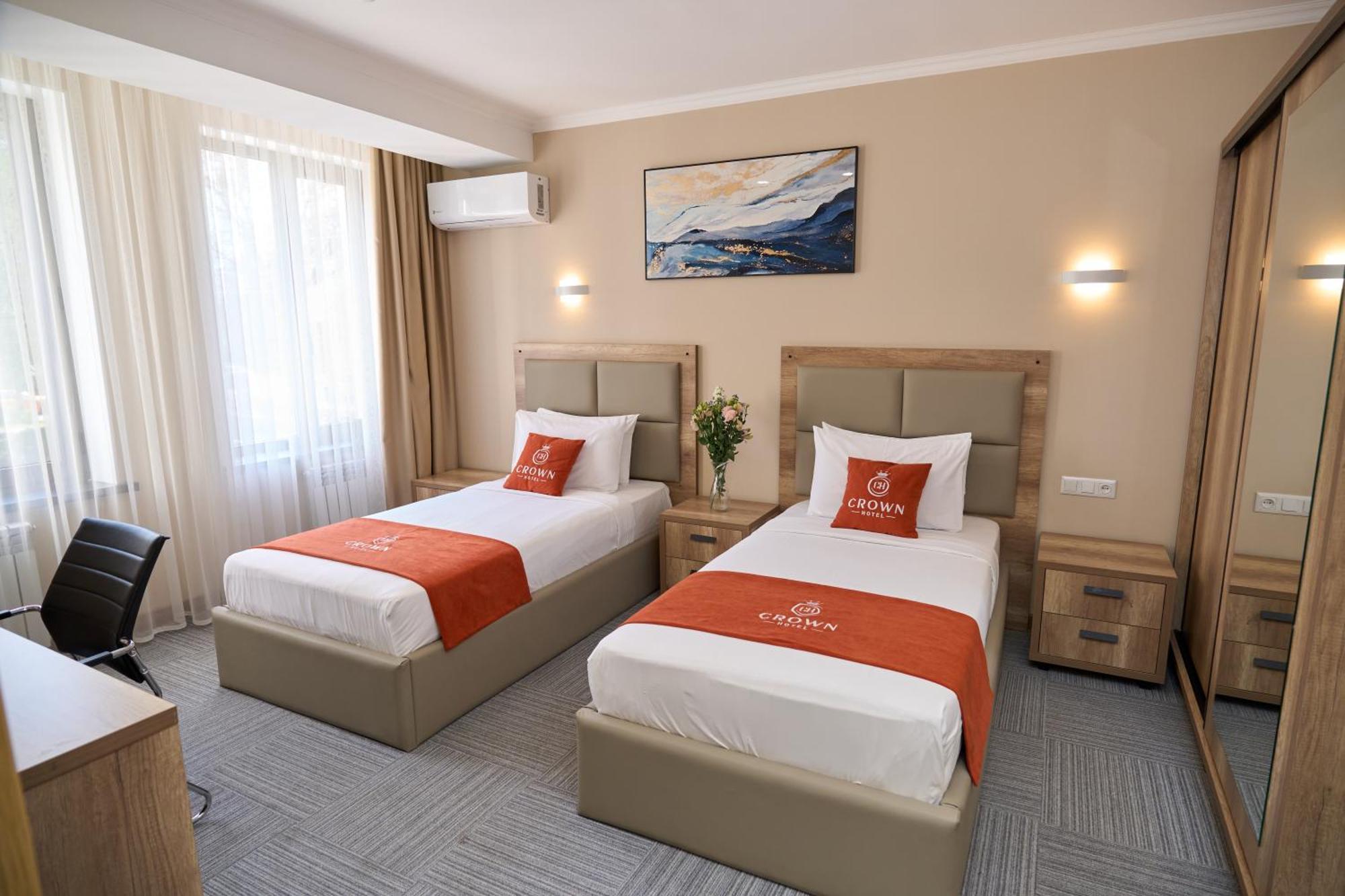 Crown Hotel Бишкек Экстерьер фото