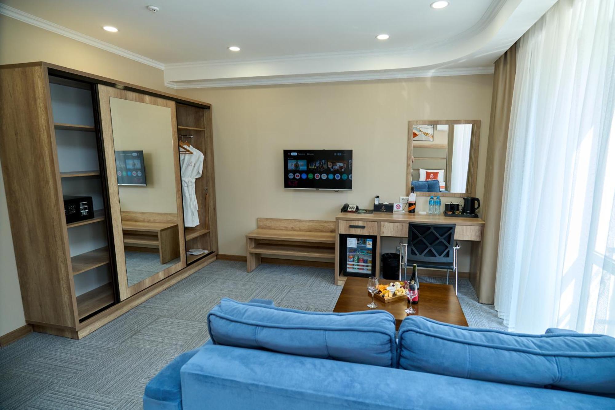Crown Hotel Бишкек Экстерьер фото