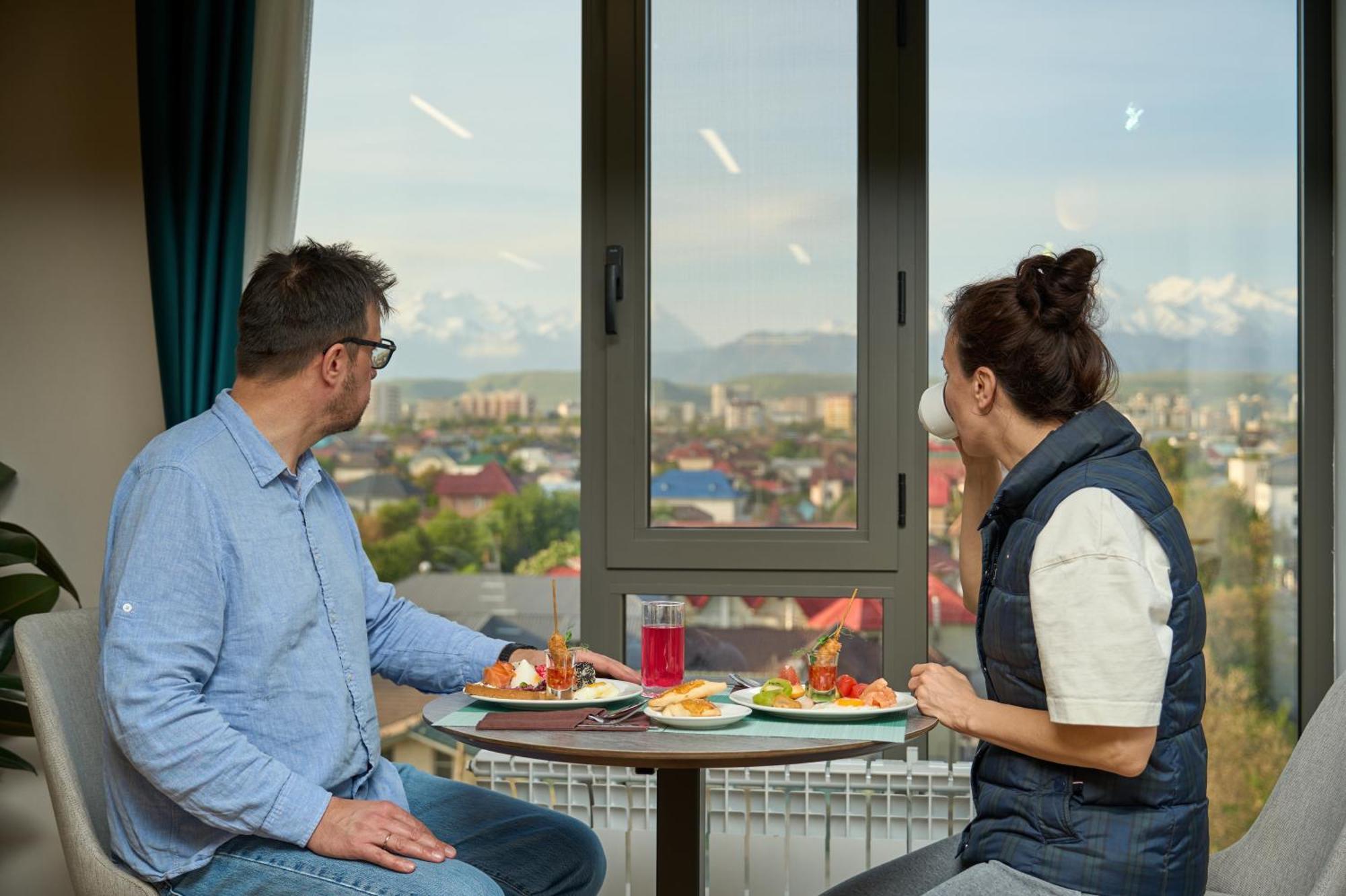 Crown Hotel Бишкек Экстерьер фото
