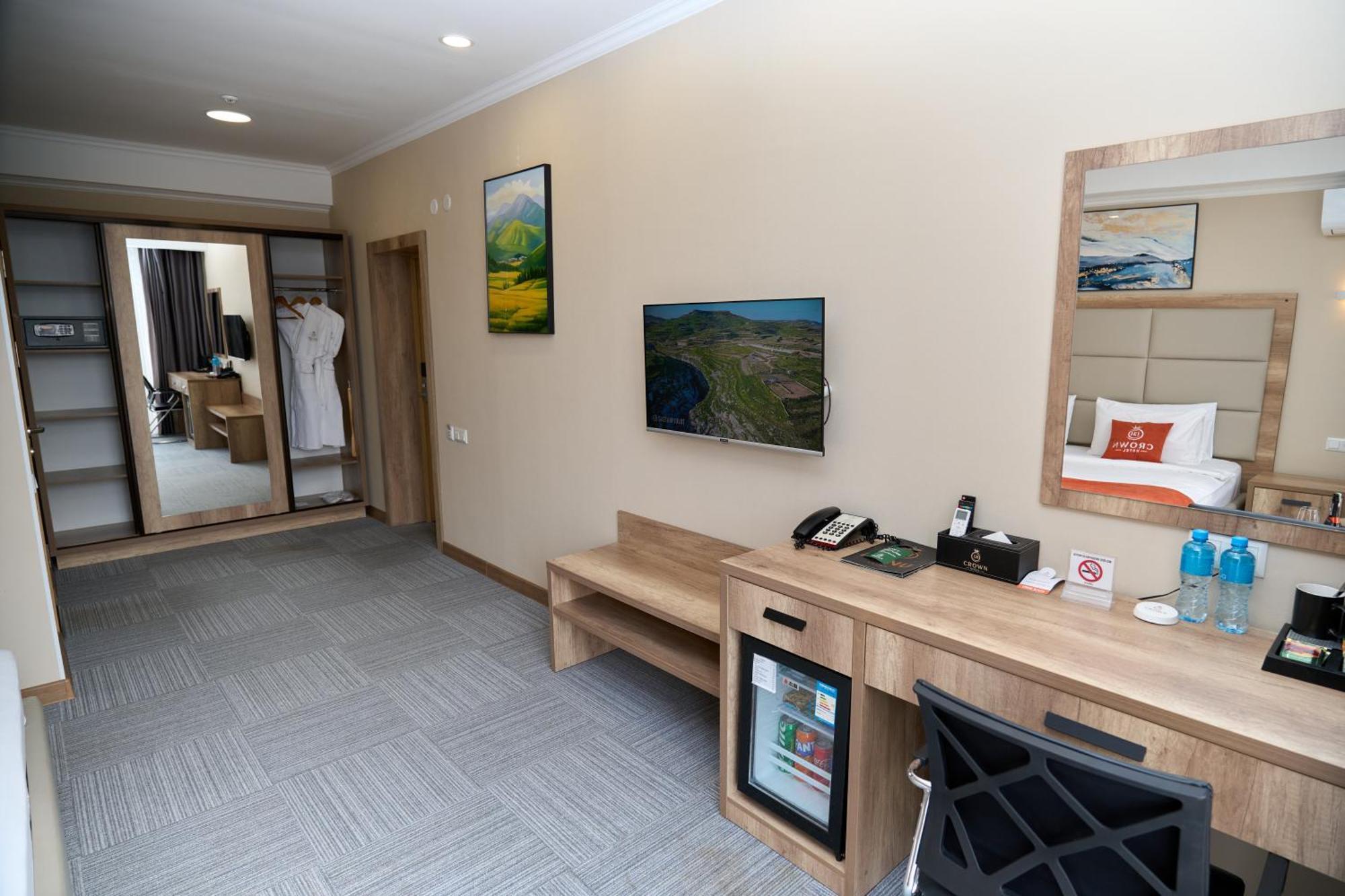 Crown Hotel Бишкек Экстерьер фото